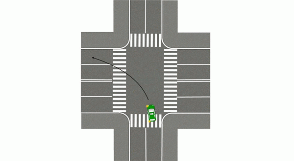 Поворот налево на перекрестке, пересекаемом компактной линией.